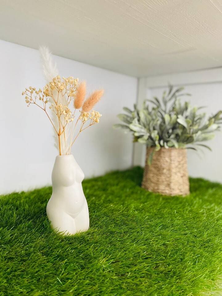 Vase sculpture en céramique silhouette féminine avec fleurs séchées