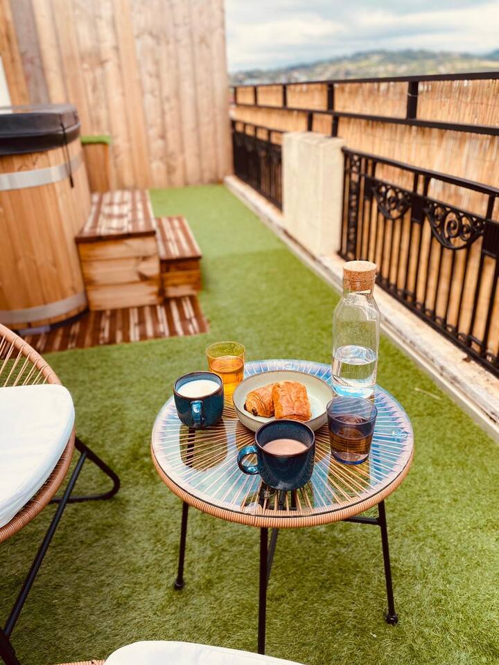 Petit-déjeuner gourmand servi sur la terrasse avec viennoiseries et café